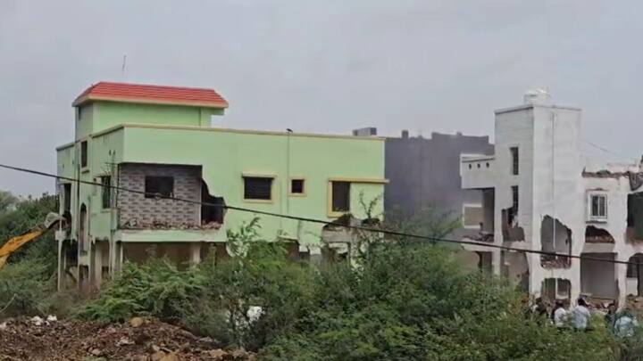 आमच्या डोळ्यांसमोर आमची करोडो रूपये खर्च करून बांधलेली घरं पाडली जात आहेत. आम्हाला कोणत्याही प्रकारचा वेळ मिळालेला नाही. कालपासून पाऊस सुरू होता सामान शिफ्ट करता येत नव्हतं, अशी परिस्थिती आज आमच्यावर आली आहे. आम्ही भारतीय नाही बांग्लादेशी असल्यासारखी आमच्यावर त्यांनी कारवाई केली आहे.