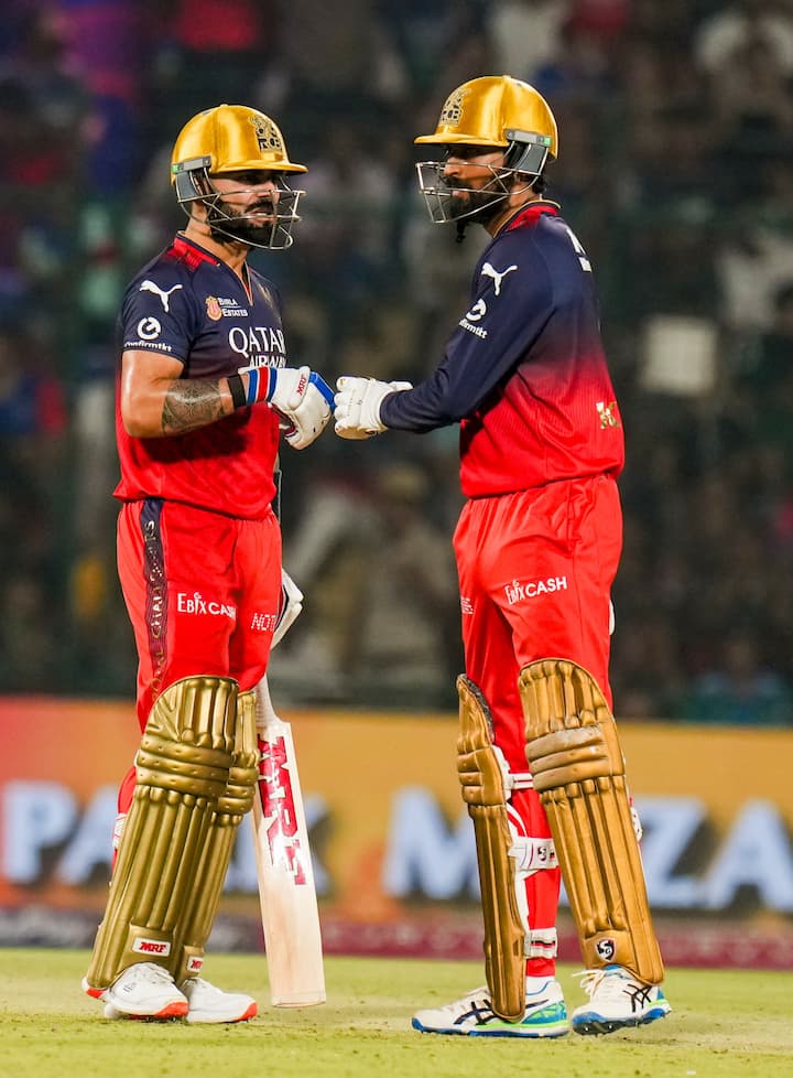 आरसीबी का इस सीजन में शानदार प्रदर्शन रहा है. उन्होंने 11 मैचों में से 8 मैच जीते हैं. टीम 16 अंक के साथ दूसरे स्थान पर हैं. अगर केकेआर के साथ मैच बारिश की वजह से धुल भी जाता है तो आरसीबी को ज्यादा नुकसान नहीं होगा. वो प्लेऑफ के और करीब ही पहुंचेगी.