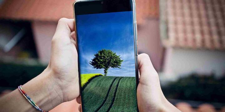 अगर हम आंकड़ों की बात करें तो चीन वो देश है जहां सबसे अधिक स्मार्टफोन यूजर्स पाए जाते हैं. चीन की विशाल जनसंख्या और तकनीक के प्रति बढ़ती जागरूकता ने इसे इस सूची में सबसे ऊपर पहुंचा दिया है. एक रिपोर्ट के अनुसार, चीन में लगभग 100 करोड़ (1 बिलियन) से ज्यादा लोग स्मार्टफोन का इस्तेमाल करते हैं.