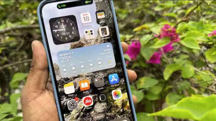 ਤੁਸੀਂ ਆਪਣੇ ਪੁਰਾਣੇ ਸਮਾਰਟਫੋਨ ਨੂੰ ਬਦਲ ਕੇ ਬਹੁਤ ਘੱਟ ਕੀਮਤ 'ਤੇ ਆਈਫੋਨ 15 ਪਲੱਸ ਵੀ ਖਰੀਦ ਸਕਦੇ ਹੋ। ਫਲਿੱਪਕਾਰਟ ਇਸ 'ਤੇ ਵੱਧ ਤੋਂ ਵੱਧ 61,150 ਰੁਪਏ ਤੱਕ ਦੀ ਐਕਸਚੇਂਜ ਵੈਲਯੂ ਦੀ ਪੇਸ਼ਕਸ਼ ਕਰ ਰਿਹਾ ਹੈ। ਜੇ ਤੁਹਾਨੂੰ ਐਕਸਚੇਂਜ ਦਾ ਪੂਰਾ ਲਾਭ ਮਿਲਦਾ ਹੈ, ਤਾਂ ਇਹ ਫ਼ੋਨ ਸਿਰਫ਼ 18,750 ਰੁਪਏ ਵਿੱਚ ਤੁਹਾਡਾ ਹੋ ਸਕਦਾ ਹੈ। ਹਾਲਾਂਕਿ, ਐਕਸਚੇਂਜ ਮੁੱਲ ਤੁਹਾਡੇ ਪੁਰਾਣੇ ਫੋਨ ਦੀ ਸਥਿਤੀ ਅਤੇ ਮਾਡਲ 'ਤੇ ਨਿਰਭਰ ਕਰਦਾ ਹੈ।