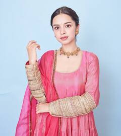 सहेली की शादी में दिखाना है स्टाइल, तो नितांशी गोयल के इन लुक्स से लें इंस्पिरेशन, फूल सी खिल उठेंगी आप