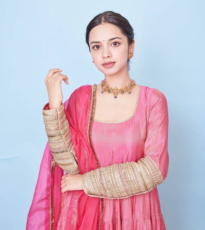 If you are looking for an outfit for a small function. So this pink Anarkali suit of Nitanshi will be perfect.