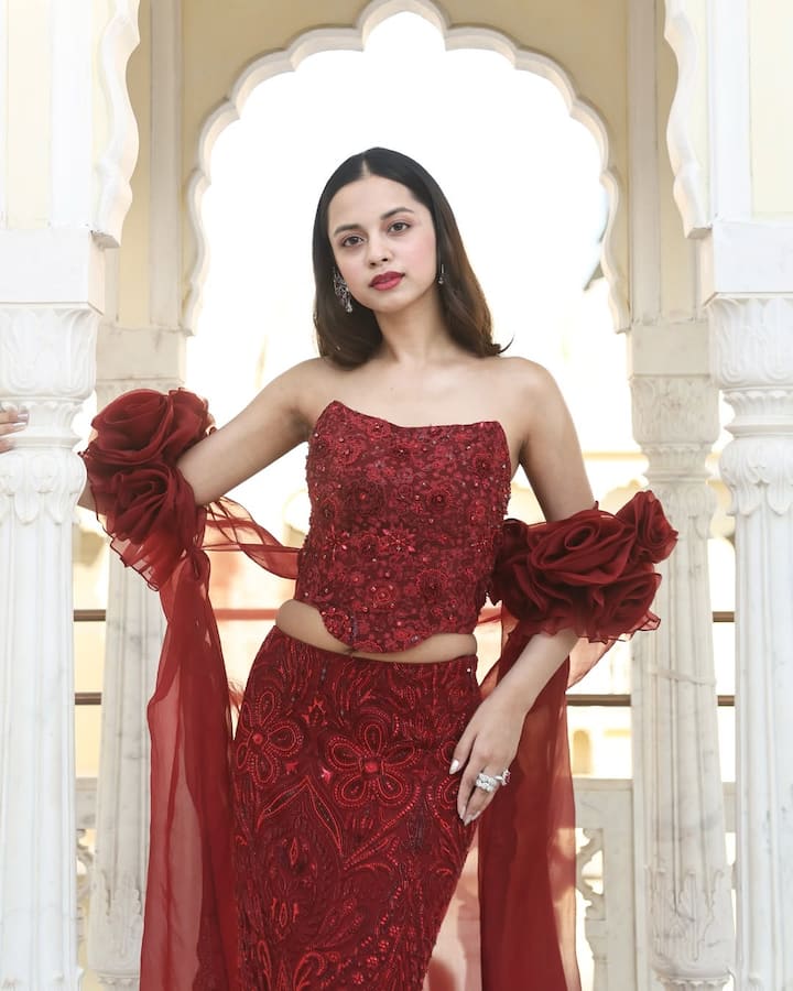 If you want some glamorous look for friend marriage, then this off shoulder blouse of Nitanshi is a good option.