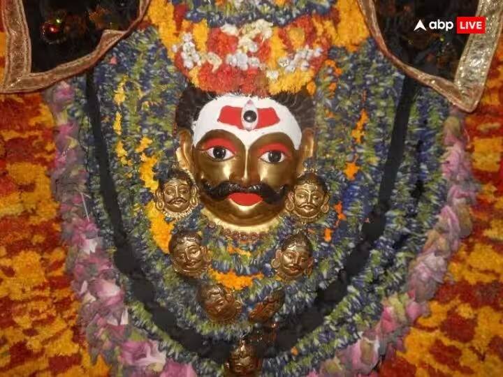 कालभैरवची पूजा केल्याने शनीचा प्रकोप दूर होतो. हा उपाय मंगळवारच्या दिवशी करणं लाभदायी ठरतं. यंदा मंगळवारच्या दिवशी शनी जयंती आहे.