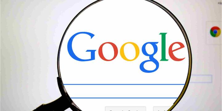 अगर आपने Google Maps को अपनी सभी फोटोज़ तक पहुंच की अनुमति दे रखी है, तो यह फीचर हर नए स्क्रीनशॉट को खुद-ब-खुद स्कैन कर लेगा और आपको एक साफ-सुथरा कैरोसेल दिखाएगा जिसमें सभी पहचानी गई लोकेशन्स होंगी. इसके अलावा, आप चाहें तो मैन्युअली स्क्रीनशॉट सिलेक्ट करके भी स्कैन करा सकते हैं. इसमें एक क्लियर बटन भी दिया गया है, जिससे आप कभी भी इस फीचर को ऑन या ऑफ कर सकते हैं.