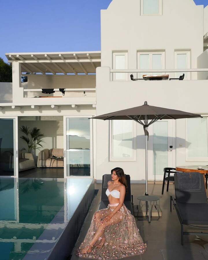 હાલમાં સાક્ષી તેની હોટ તસવીરોને લઈને ચર્ચામાં છે. વ્હાઈટ બિકિનીમાં  સાક્ષી મલિકે હોટ ફિગર ફ્લોન્ટ કર્યું છે. ફેન્સ તેના આ ગ્લેમરસ અંદાજને લાઈક કરી રહ્યા છે.