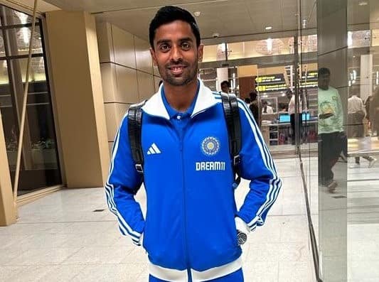 image अभिमन्यू ईश्वरन बंगालकडून खेळतो. तो उजव्या हाताचा सलामीवीर फलंदाज आहे.