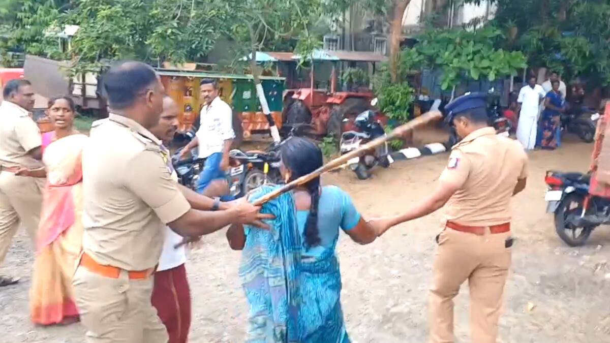 பெண்ணின் மேலாடையை பிடித்து இழுத்து சென்ற காவல் ஆய்வாளர்.. மயிலாடுதுறையில் பெரும் பரபரப்பு