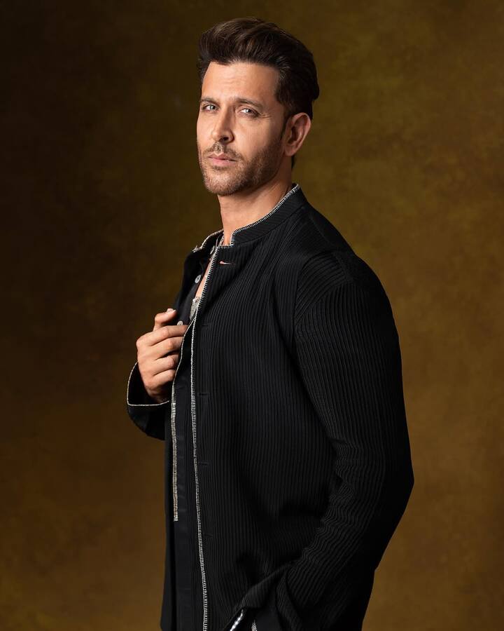 ऋतिक 4500 करोड़ के मालिक हैं.बता दें कि ऋतिक रोशन जल्द ही फिल्म वॉर 2 में नजर आने वाले हैं.