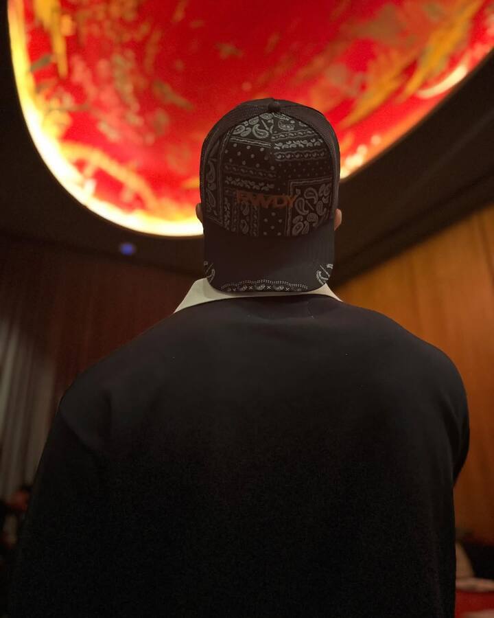 विजय देवरकोंडा ने अपने बिजी शेड्यूल से कुछ वक्त फैमिली के लिए निकाला और उनके साथ डिनर डेट पर पहुंचे. दरअसल एक्टर की मां ने उनसे डिमांड की थी. मां संग चैट का एक स्क्रीनशॉट भी उन्होंने शेयर किया.