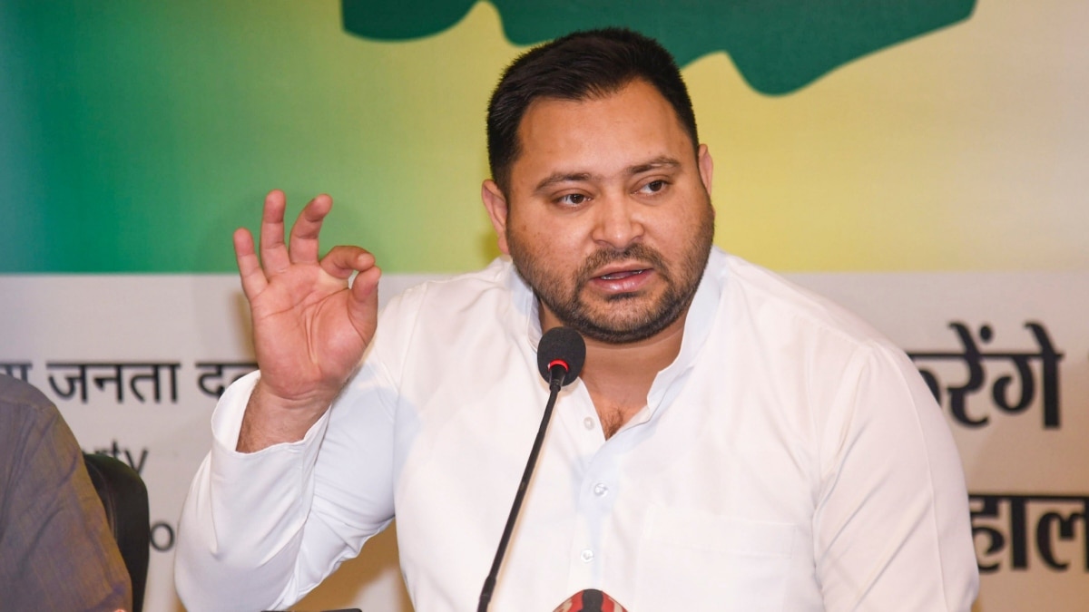 Bihar Poltics: ‘नौकरी रोजगार खा गए, पलटू और गप्पू दोनों धोखेबाज रजऊ’, पटना में RJD का पोस्टर वार