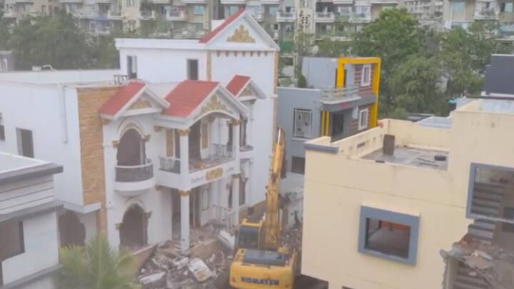 स्वप्नातलं घर पै-पै जमा करुन उभारलेलं असतं, पण तेच घर डोळ्यादेखत बेचिराख झालं तर? पिंपरी चिंचवड मधील 36 बंगले मालकांवर ही वेळ आलीये. चिखलीत इंद्रायणी नदीच्या पुररेषेत ही बंगले उभारण्यात आले होते. या बंगल्यावर कारवाईचे आदेश सर्वोच्च न्यायालयाने दिले होते. मात्र, मनोज जरे नामक विकासकाने आम्हाला हा प्लॉट रहिवाशी असल्याचं दाखवलं, त्यापुढे याचा दस्त कसा काय झाला? बांधकाम होत असताना पालिका अधिकाऱ्यांनी परवानगी देण्याच्या नावाखाली पैसे घेतले, असे आरोप रहिवाश्यांनी लावलेत