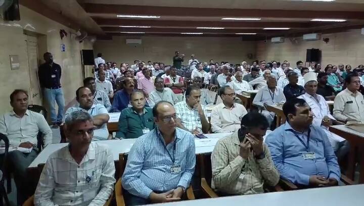 જૂનાગઢ કૃષિ યુનિવર્સિટી ખાતે યોજાયેલા વર્ષા વિજ્ઞાન પરિસંવાદમાં ઉપસ્થિત મોટાભાગના આગાહીકારોએ આગામી ચોમાસાને લઈને એકંદરે સારું અનુમાન વ્યક્ત કર્યું હતું. પરિસંવાદમાં થયેલી ચર્ચાઓ અને રજૂ થયેલા મંતવ્યો મુજબ, આ વર્ષે ૧૬ આની ચોમાસુ રહેવાની આગાહી કરવામાં આવી છે, જે પરંપરાગત માપ મુજબ ખૂબ સારા ચોમાસાનો સંકેત છે.