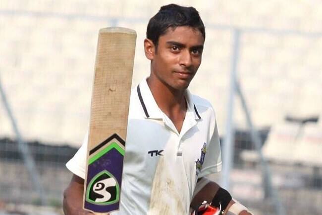 ईश्वरनचा जन्म 6 सप्टेंबर 1995 रोजी डेहराडून येथे झाला. त्याचे वडील तमिळ आणि आई पंजाबी आहे. अभिमन्यूने कोलकातामध्ये क्रिकेटचे प्रशिक्षण घेतले.