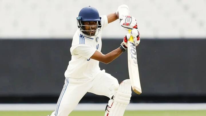 ईश्वरनच्या वडिलांनी 2008 मध्ये त्याला क्रिकेट अकादमीमध्ये पाठवले. त्याने 2017 मध्ये बंगालसाठी टी-20 मध्ये पदार्पण केले. तो इंडिया अ, इंडिया ब आणि बंगाल रणजी संघाचा कर्णधार राहिला आहे.