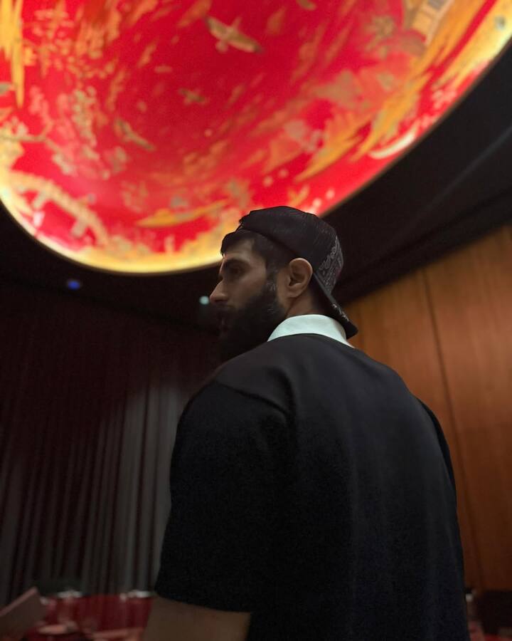 एक्टर ने कैप्शन में लिखा कि, हम सभी हमेशा अपने काम के पीछे भागते रहते हैं और कभी-कभी जीना भूल जाते हैं. माता-पिता के साथ समय बिताना मत भूलिए. उन्हें बाहर ले जाओ’