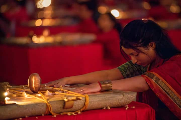 హోమం , ప్రత్యేక పూజలు పూర్తిచేసి హారతిచ్చింది