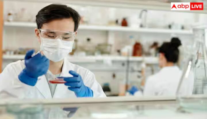 ਅਜਿਹੀਆਂ ਕਿੱਟਾਂ ਵਿੱਚ ਤੁਸੀਂ ਘਰ ਬੈਠਿਆਂ ਸੈਂਪਲ ਇਕੱਠਾ ਕਰ ਸਕਦੇ ਹੋ ਅਤੇ ਇਸਨੂੰ ਲੈਬ ਵਿੱਚ ਭੇਜ ਸਕਦੇ ਹੋ। 2025 ਦੇ ਇੱਕ ਅਧਿਐਨ ਵਿੱਚ ਕਿਹਾ ਗਿਆ ਹੈ ਕਿ ਇਹਨਾਂ ਕਿੱਟਾਂ ਵਿੱਚ ਇੱਕ ਖਾਸ ਪ੍ਰਿਜਰਵੇਸ਼ਨ ਸਾਲਿਊਸ਼ਨ ਹੁੰਦਾ ਹੈ ਜੋ ਸੈਂਪਲ ਨੂੰ 52 ਘੰਟਿਆਂ ਤੱਕ ਤਾਜ਼ਾ ਰੱਖ ਸਕਦਾ ਹੈ, ਜਿਸ ਟੈਸਟ ਦੇ ਨਤੀਜੇ ਸਟੀਕ ਰਹਿੰਦੇ ਹਨ। ਇਹ ਉਨ੍ਹਾਂ ਲਈ ਇੱਕ ਚੰਗਾ ਵਿਕਲਪ ਹੈ ਜੋ ਲੈਬ ਨੂੰ ਸੈਂਪਲ ਨਹੀਂ ਦੇਣਾ ਚਾਹੁੰਦੇ।