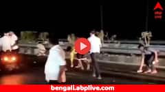 হাইওয়ের উপর ছড়িয়ে কাঁড়ি কাঁড়ি টাকা ! নগদ নোটের বান্ডিল নিতে উপচে পড়ছে জনতার ভিড়; ভিডিয়ো ভাইরাল