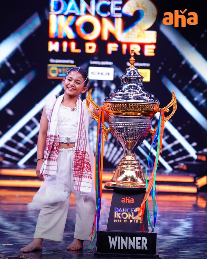 'డాన్స్ ఐకాన్' షోకి ఓంకార్ హోస్ట్. ప్రముఖ కొరియోగ్రాఫర్ శేఖర్ మాస్టర్, 'జాతి రత్నాలు' హీరోయిన్ ఫరియా అబ్దుల్లా జడ్జీలుగా చేశారు.