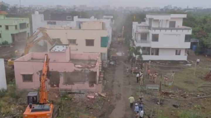 बांधकाम करा तुम्ही, माझी परवानगी आहे, असं सांगायचा. त्याने सांगितलं त्यावेळी आम्ही त्याचं ऐकून आम्ही घर बांधली. त्याचवेळी नगरपालिकेने कारवाई केली असती तर याठिकाणी घरं उभी राहिली नसती असंही या घर मालकांनी म्हटलं आहे.