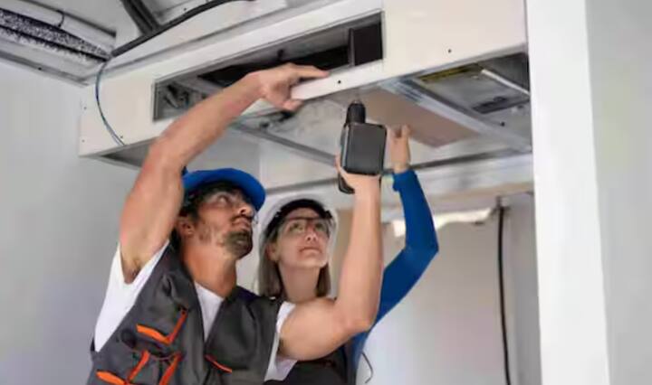 ਜੇਕਰ ਤੁਸੀਂ ਆਪਣਾ ਬਿਜਲੀ ਦਾ ਬਿੱਲ ਘੱਟ ਰੱਖਣਾ ਚਾਹੁੰਦੇ ਹੋ ਤਾਂ AC ਨੂੰ 24 ਡਿਗਰੀ ਸੈਲਸੀਅਸ 'ਤੇ ਚਲਾਓ, ਇਹ ਤਾਪਮਾਨ ਊਰਜਾ ਬਚਾਉਣ ਵਿੱਚ ਮਦਦ ਕਰਦਾ ਹੈ। ਜੇਕਰ ਤੁਸੀਂ ਚਾਹੁੰਦੇ ਹੋ ਕਿ ਤੁਹਾਡਾ ਏਸੀ ਗਰਮੀਆਂ ਵਿੱਚ ਬਿਨਾਂ ਕਿਸੇ ਪਰੇਸ਼ਾਨੀ ਦੇ ਕੰਮ ਕਰੇ ਅਤੇ ਸਾਲਾਂ ਤੱਕ ਚੱਲੇ, ਤਾਂ ਇਸਦੀ ਸਮੇਂ ਸਿਰ ਸਰਵਿਸ ਕਰਵਾਉਣਾ ਨਾ ਭੁੱਲੋ।