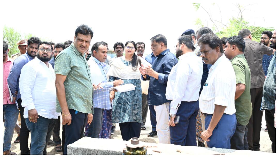 telangana Special Chief Secretary Arvind Kumar and Deputy Commandant of Disaster Management Department Singh visited joint Adilabad district Adilabad Latest News: ఉమ్మడి ఆదిలాబాద్ జిల్లాలో వరద ముప్పు లేకుండా చర్యలు- ప్రజల వద్దకే నేరుగా వెళ్లిన ఉన్నతాధికారులు