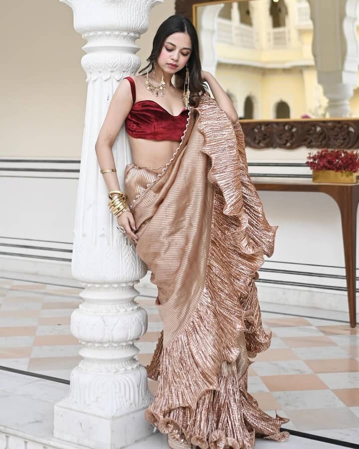 Nitanshi's ruffle saree will also give you a beautiful look in marriage. You can carry it with the actress's maroon blouse.