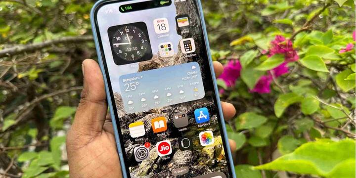 iPhone 15 Plus को आप अपने पुराने स्मार्टफोन के एक्सचेंज पर भी बेहद कम कीमत में खरीद सकते हैं. फ्लिपकार्ट इस पर अधिकतम 61,150 रुपये तक की एक्सचेंज वैल्यू दे रहा है. अगर आपको एक्सचेंज का पूरा लाभ मिल जाता है, तो यह फोन सिर्फ 18,750 रुपये में आपका हो सकता है. हालांकि, एक्सचेंज वैल्यू आपके पुराने फोन की कंडीशन और मॉडल पर निर्भर करती है.