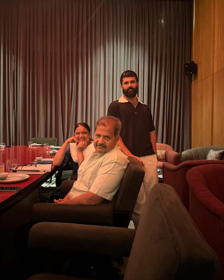 एक्टर ने आगे कहा कि, पेरेंट्स को गले लगाओ और प्यार करो. उन्हें बताओ कि आप उनसे प्यार करते हो. मेरी तरफ से आप सभी को और आपके परिवारों को ढेर सारा प्यार.'