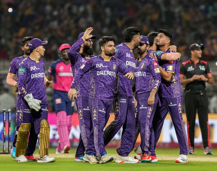आईपीएल 2025 के फाइनल के वेन्यू को लेकर चर्चा बनी हुई है. आईपीएल की शुरुआत में ही तय था कि फाइनल कोलकाता के ईडन गार्डन्स में होगा. हालांकि भारत-पाक तनाव के बाद आईपीएल संस्पेंड होने से अब तय नहीं है कि फाइनल किस मैदान में होगा. ऐसे में अब पूर्व भारतीय क्रिकेटर सौरव गांगुली ने जवाब दिया है कि फाइनल पहले से ही तय जगह ईडन गार्डन्स में होगा या नहीं.