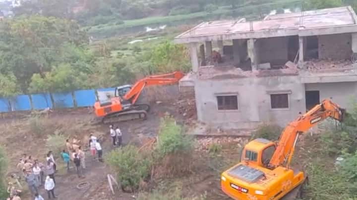 या ठिकाणी बांधकामाची परवानगी नसताना महानगरपालिकेचे अधिकारी म्हणाले, तुम्ही बांधकाम करा, आम्ही तुमच्यासोबत आहोत. त्यावेळी अधिकाऱ्यांनी पैसे खाल्ले, शिरसाट नावाचा व्यक्ती यायचा आणि पन्नास हजार ते एक लाख रूपये घेऊन जायचा.