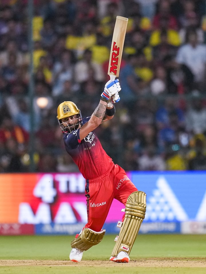 कोहली का इस साल आरसीबी के लिए शानदार प्रदर्शन रहा है. कोहली ने RCB के लिए इस साल सबसे ज्यादा रन बनाए हैं. वो 11 मैचों में अब तक लगभग 63 की औसत से 505 रन बना चुके हैं.