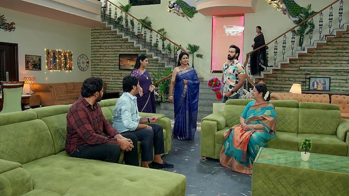 రాజ్ సరదాగా ఇంట్లో అందరితో మాట్లాడుతాడు. నువ్వు స్ట్రిక్ట్ గా కాకుండా సరదాగా ఉంటే బావుంది అంటాడు సుభాష్. నేనెప్పుడు స్ట్రిక్ట్ గా ఉన్నాను అని అడుగుతాడు రాజ్. ఫ్యూచర్లో ఉండకు అని చెబుతున్నాడు అని కవర్ చేస్తుంది ఇందిరాదేవి
