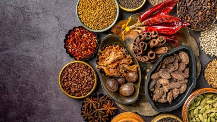 সুস্বাস্থ্যের জন্য ঘরোয়া টোটকা বাতলে দেওয়ার লোকের অভাব নেই। হেঁশেলেই সুস্বাস্থ্যের চাবিকাঠি লুকিয়ে রয়েছে বলে দাবি করেন অনেকেই। কিন্তু সেই হেঁশেলের মশলাপাতি নিয়েই এবার সতর্ক করলেন গবেষকরা।
