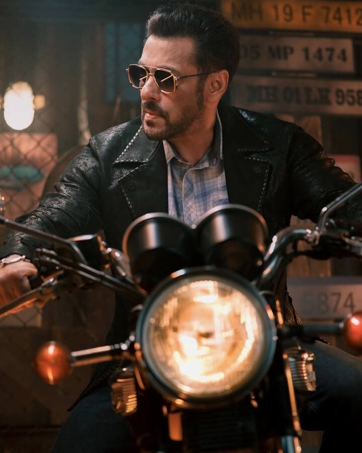 दूसरे नंबर पर सलमान खान ने जगह बनाई है. सलमान खान की टोटल 6270 करोड़ की नेटवर्थ है.