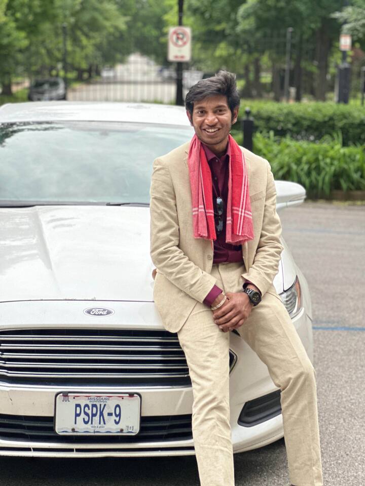 అమెరికాలో పుప్పాల నిహార్ అనే అభిమాని తాను పవన్‌కు ఎంత వీరాభిమానో అందరికీ చూపించి సూపర్ అనిపించుకున్నాడు. ఇటీవల యూనివర్శిటీ కాన్వకేషన్‌లో పాల్గొన్న నిహార్ తన భుజాలపై జనసేన సింబల్ ఉన్న రెడ్ కలర్ టవల్‌తో హాజరై పవన్‌పై తన అభిమానాన్ని చాటుకున్నారు.