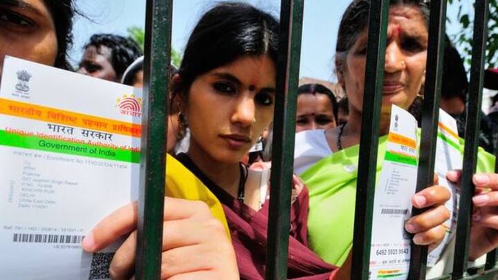 ৫ বছরের কম বয়সী শিশুদের আধার কার্ড করানোর সময় তাদের ফিঙ্গারপ্রিন্ট নেওয়া হয় না। তাই ৫ বছর বয়স হলে আবার এই ফিঙ্গারপ্রিন্ট সহ বায়োমেট্রিক আপডেট করাতে হয়।