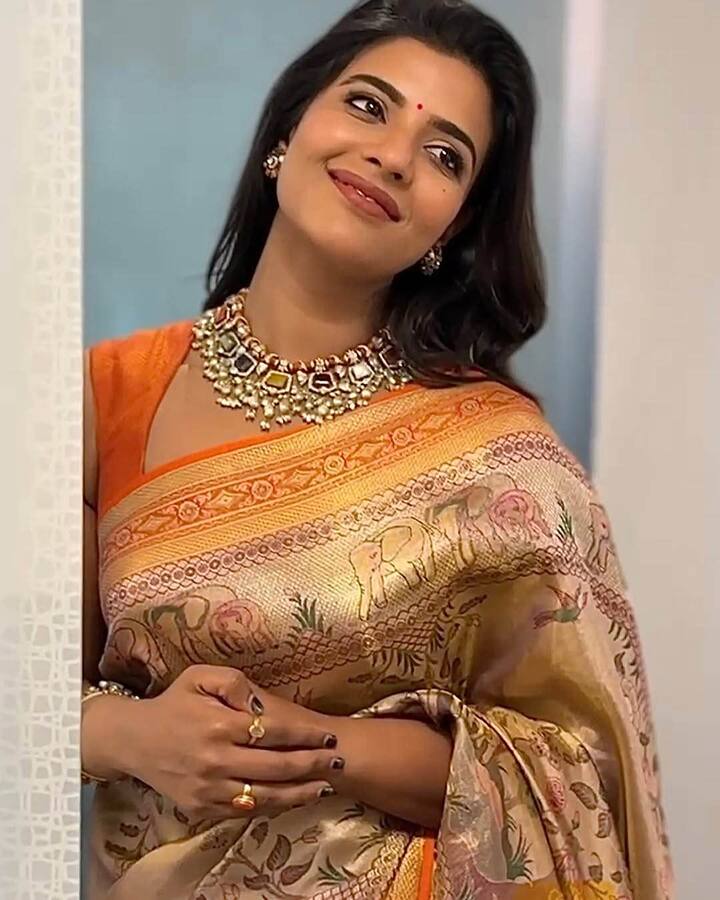 సంప్రదాయ చీరకట్టులో క్యూట్ ఎక్స్‌ప్రెషన్స్‌తో ఆమె ఫోటోలు కుర్రకారు మనసు దోచేశాయి. వీటిని చూసిన నెటిజన్లు క్యూట్ ఐశ్వర్య అంటూ కామెంట్స్ చేస్తున్నారు.