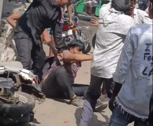 Surat: સુરતમાં સ્માર્ટ મીટરના વિરોધમાં મારામારી, કર્મચારી પર લાકડીથી હુમલો Protest against smart meters in Surat People beat up an employee Surat: સુરતમાં સ્માર્ટ મીટરના વિરોધમાં મારામારી, કર્મચારી પર લાકડીથી હુમલો