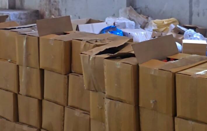 જામનગર જિલ્લાના કનસુમરા ગામ નજીક ધમધમતી નકલી દારૂની ફેકટરી પર LCBએ દરોડા પાડ્યા હતા. આ દરમિયાન પોલીસ પણ ચોંકી ગઈ હતી.