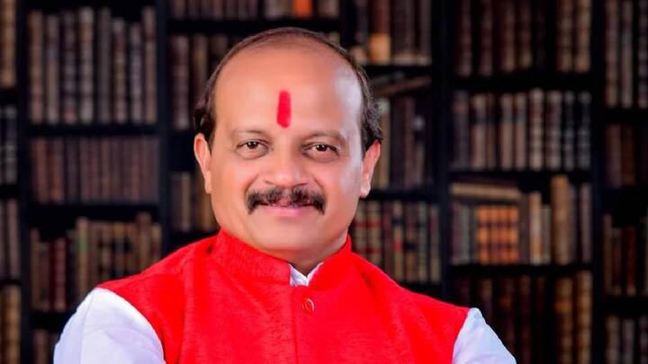 वसंत मोरे यांनी या पुस्तकाची एक प्रत आपल्या घरातील देव्हाऱ्यात ठेवली आहे .त्याचे फोटो आणि व्हिडिओ सध्या चांगलेच चर्चेत आहेत .