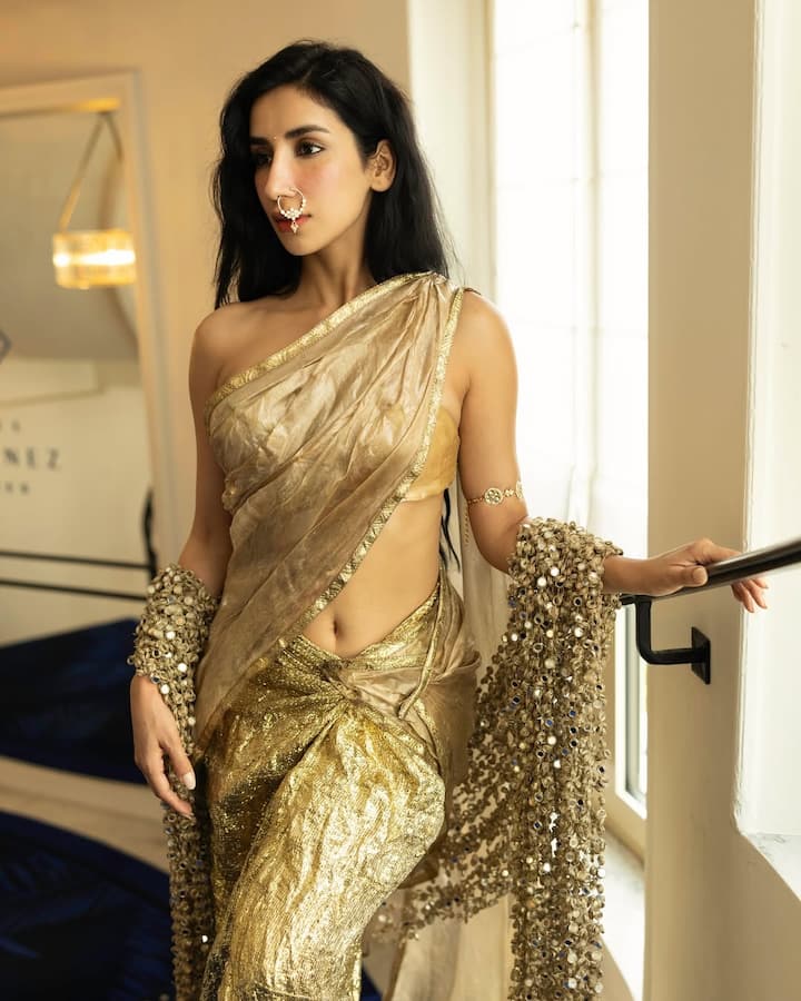 Parul has carried a mirror mesh scarf with saree which is giving a royal touch to her look.