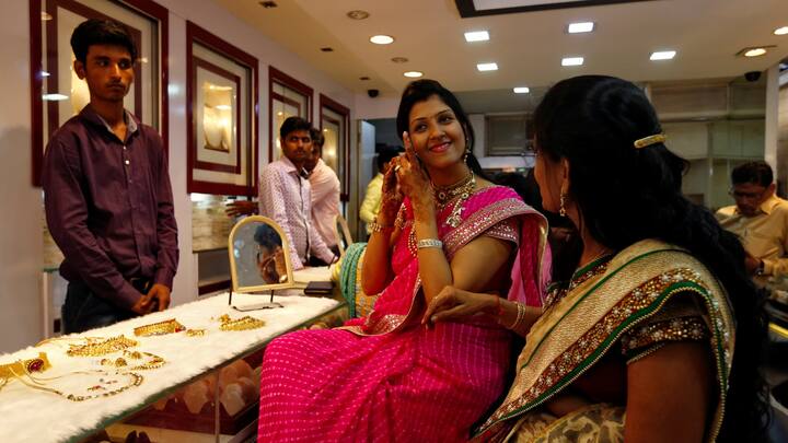 ਦਿੱਲੀ ਵਿੱਚ, 24 ਕੈਰੇਟ ਸੋਨੇ ਦੀ ਕੀਮਤ 9,528 ਰੁਪਏ ਪ੍ਰਤੀ ਗ੍ਰਾਮ, 22 ਕੈਰੇਟ ਸੋਨੇ ਦੀ ਕੀਮਤ 8,735 ਰੁਪਏ ਪ੍ਰਤੀ ਗ੍ਰਾਮ ਅਤੇ 18 ਕੈਰੇਟ ਸੋਨੇ (ਜਿਸਨੂੰ 999 ਸੋਨਾ ਵੀ ਕਿਹਾ ਜਾਂਦਾ ਹੈ) ਦੀ ਕੀਮਤ 7,147 ਰੁਪਏ ਪ੍ਰਤੀ ਗ੍ਰਾਮ ਹੈ। ਬੰਗਲੁਰੂ ਵਿੱਚ, 24 ਕੈਰੇਟ ਸੋਨੇ ਦੀ ਕੀਮਤ 9,513 ਰੁਪਏ ਪ੍ਰਤੀ ਗ੍ਰਾਮ, 22 ਕੈਰੇਟ ਸੋਨੇ ਦੀ ਕੀਮਤ 8,720 ਰੁਪਏ ਪ੍ਰਤੀ ਗ੍ਰਾਮ ਅਤੇ 18 ਕੈਰੇਟ ਸੋਨੇ ਦੀ ਕੀਮਤ (ਜਿਸਨੂੰ 999 ਸੋਨਾ ਵੀ ਕਿਹਾ ਜਾਂਦਾ ਹੈ) ਦੀ ਕੀਮਤ 7,135 ਰੁਪਏ ਪ੍ਰਤੀ ਗ੍ਰਾਮ ਹੈ। ਹੈਦਰਾਬਾਦ ਵਿੱਚ, 24 ਕੈਰੇਟ ਸੋਨੇ ਦੀ ਕੀਮਤ 9,513 ਰੁਪਏ ਪ੍ਰਤੀ ਗ੍ਰਾਮ, 22 ਕੈਰੇਟ ਸੋਨੇ ਦੀ ਕੀਮਤ 8,720 ਰੁਪਏ ਪ੍ਰਤੀ ਗ੍ਰਾਮ ਅਤੇ 18 ਕੈਰੇਟ ਸੋਨੇ (ਜਿਸਨੂੰ 999 ਸੋਨਾ ਵੀ ਕਿਹਾ ਜਾਂਦਾ ਹੈ) ਦੀ ਕੀਮਤ 7,135 ਰੁਪਏ ਪ੍ਰਤੀ ਗ੍ਰਾਮ ਹੈ। ਕੇਰਲ ਵਿੱਚ, 24 ਕੈਰੇਟ ਸੋਨੇ ਦੀ ਕੀਮਤ 9,513 ਰੁਪਏ ਪ੍ਰਤੀ ਗ੍ਰਾਮ, 22 ਕੈਰੇਟ ਸੋਨੇ ਦੀ ਕੀਮਤ 8,720 ਰੁਪਏ ਪ੍ਰਤੀ ਗ੍ਰਾਮ ਅਤੇ 18 ਕੈਰੇਟ ਸੋਨੇ ਦੀ ਕੀਮਤ (ਜਿਸਨੂੰ 999 ਸੋਨਾ ਵੀ ਕਿਹਾ ਜਾਂਦਾ ਹੈ) ਦੀ ਕੀਮਤ 7,135 ਰੁਪਏ ਪ੍ਰਤੀ ਗ੍ਰਾਮ ਹੈ।