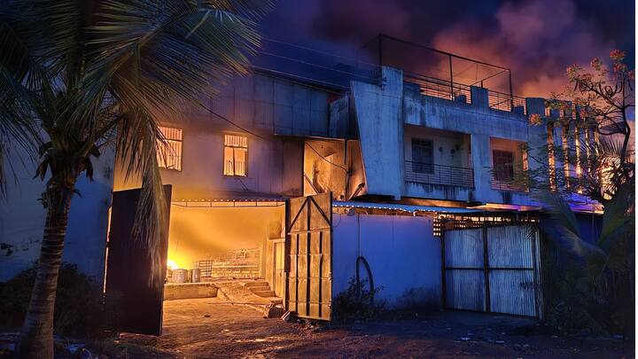 अग्निशमन दलाने आगीतून आतापर्यंत तिघांना गंभीर अवस्थेत बाहेर काढले होते. तर अद्याप ही 5-6 जण कारखान्यात अडकल्याची माहिती