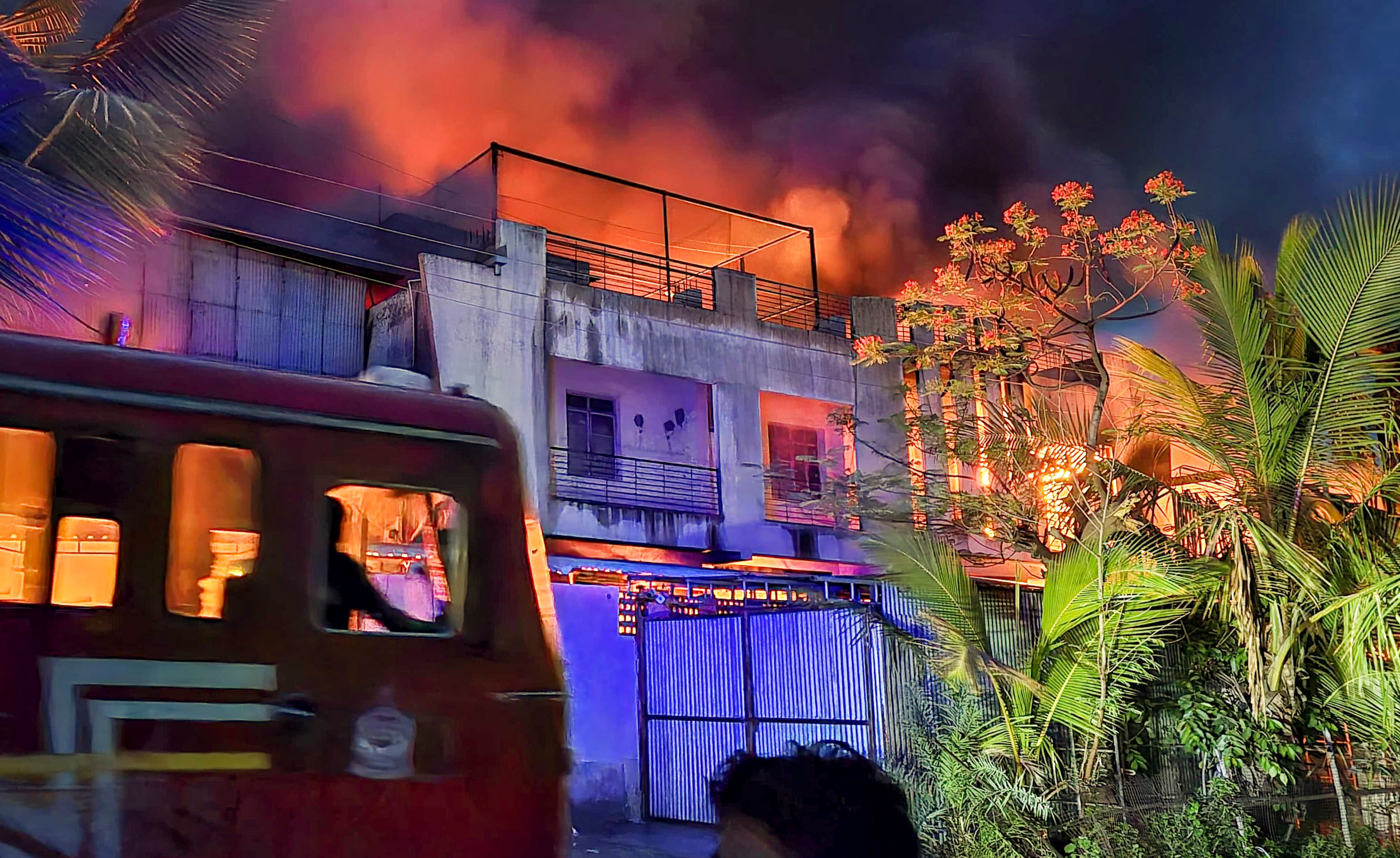 सोलापुर की फैक्ट्री में फिर भड़की आग, 8 लोगों की मौत, डिप्टी CM एकनाथ शिंदे ने दिया ये भरोसा
