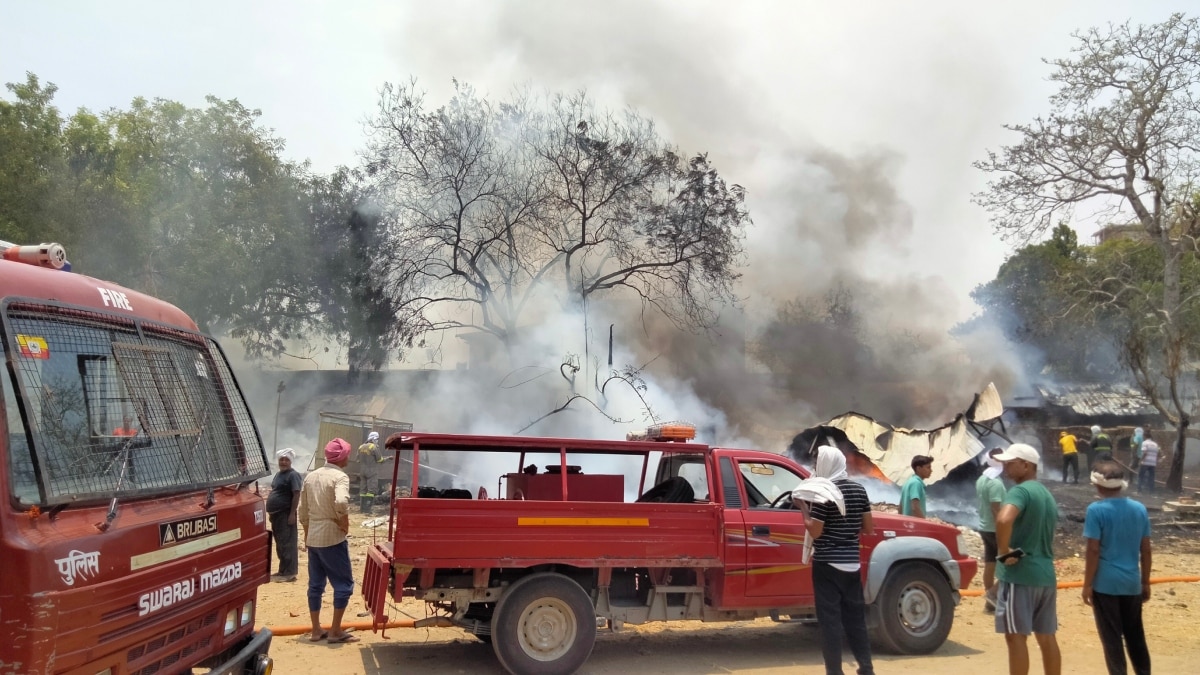 Bhadohi Fire: भदोही स्थित रुई कारखाने में लगी भीषण आग, लाखों रुपये के नुकसान का अनुमान