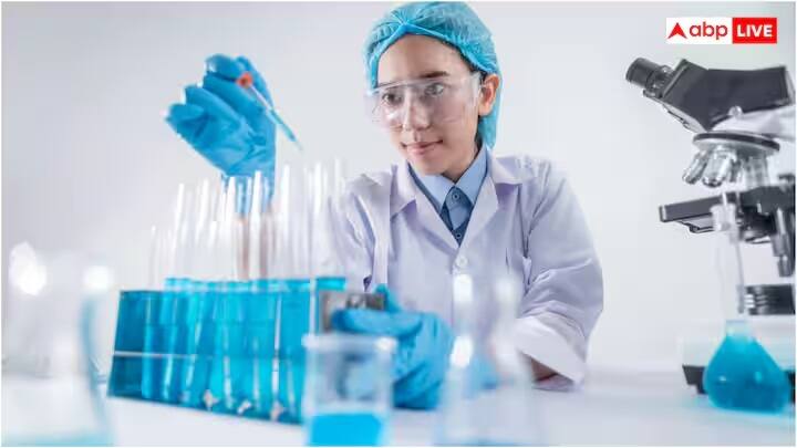 જો તમે ઘરે તમારા શુક્રાણુઓની સંખ્યાનું પરીક્ષણ કરવા માંગતા હો, તો પરીક્ષણના 2-7 દિવસ પહેલા સ્ખલન ટાળો જેથી શુક્રાણુઓની સંખ્યા સચોટ રહે. નમૂના લેવા માટે સ્વચ્છ અને લુબ્રિકેટેડ વગરના કન્ટેનરનો ઉપયોગ કરો. જો પરિણામ સામાન્ય ન હોય તો પ્રજનન નિષ્ણાતનો સંપર્ક કરો. ઘરેલુ પરીક્ષણો ફક્ત સ્ક્રીનીંગ માટે છે, સંપૂર્ણ નિદાન માટે નહીં. તમે સંતુલિત આહાર, નિયમિત કસરત અને ધૂમ્રપાન અને દારૂ ટાળવા જેવી સ્વસ્થ જીવનશૈલી જીવીને તમારા શુક્રાણુઓની સંખ્યા સુધારી શકો છો.