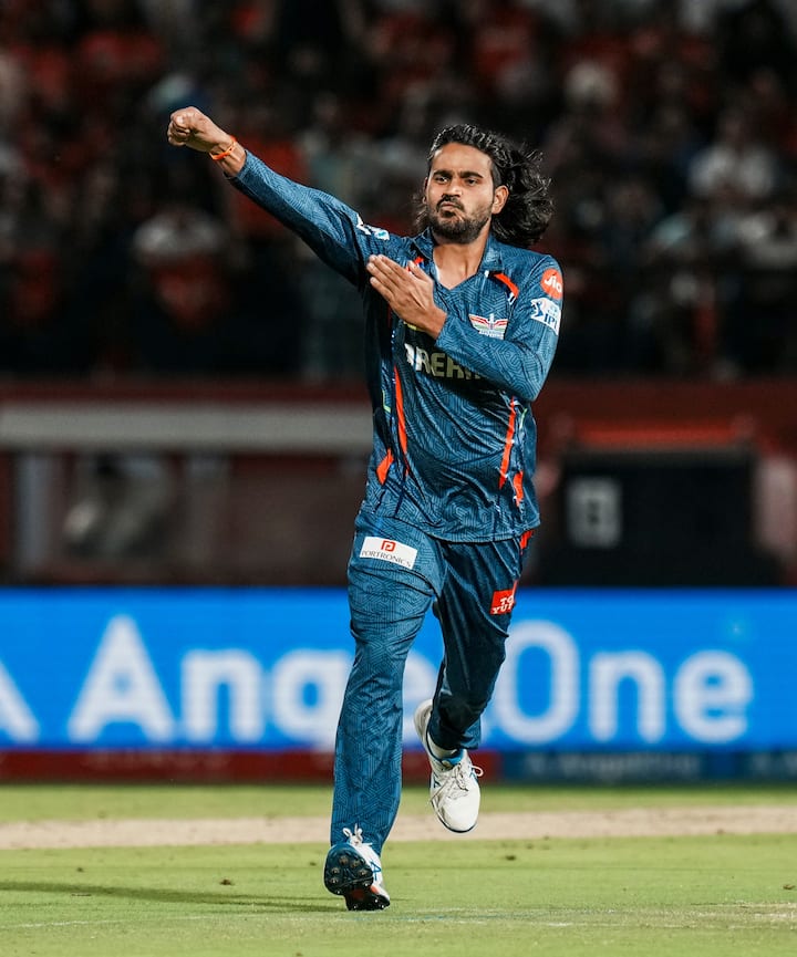 दिग्वेश राठी इस सीजन में लखनऊ सुपर जायंट्स का हिस्सा हैं. राठी ने अपने पहले ही सीजन में शानदार गेंदबाजी की है. वो लगभग हर मैच में टीम को विकेट लेकर दे रहे हैं. राठी ने 11 मैचों में 29.67 की औसत से 12 विकेट लिए हैं.