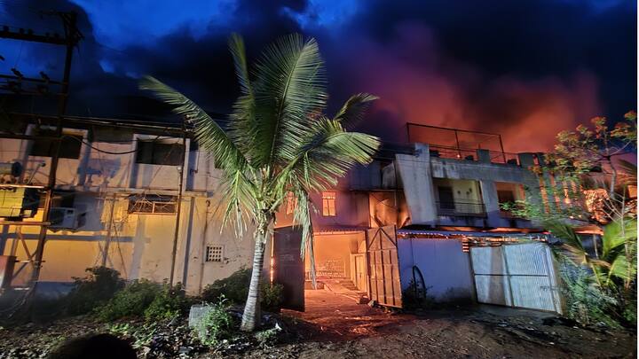 घटनास्थळी अग्निशमन दलाची मोठी टीम पोहोचली असून याठिकाणी पोलिसांचा ही मोठा बंदोबस्त तैनात आहे